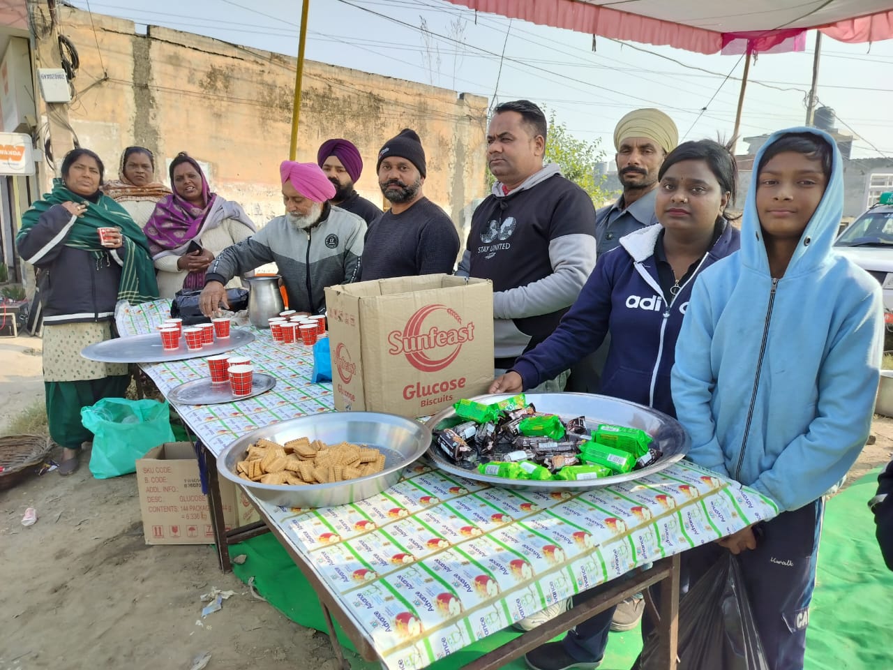 Milk langar was organized by the Sangat of Khalsa Nagar Mini Bypass dedicated to the martyrdom of Sahibzades.